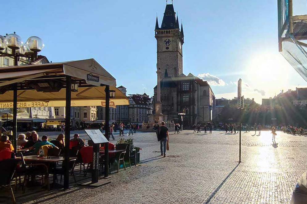 Sommertreiben in Prag: Ein Eintauchen in lokale Festivitäten und Feiern