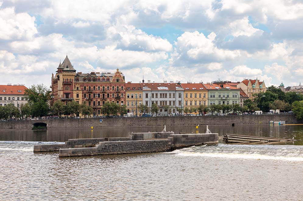 Entlang der Moldau schweben: Eine malerische Reise durch die Prager Stadtschönheit auf dem Wasser